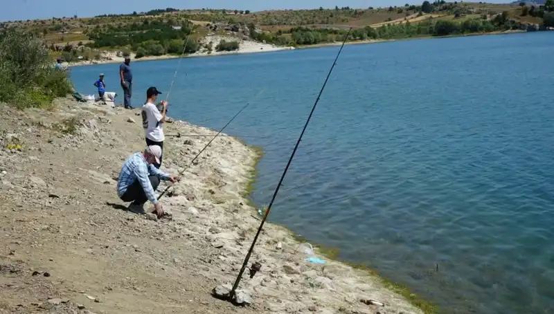Kafesler Patladı: Balık Tutkunları Baraja Akın Etti!