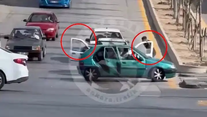 Trafikte Bıçaklı ve Kılıçlı Saldırı: Olayı İhbar Edenler Duygulandı