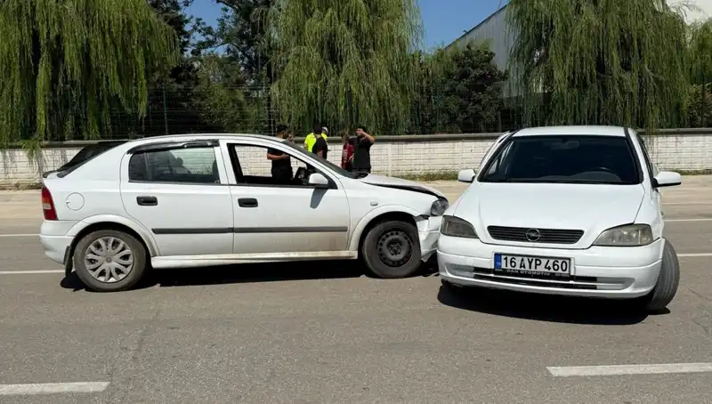 İki Otomobil Çarpıştı: Kaza Sonrası Ortaya Çıkan Detaylar