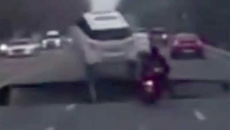 Güney Kore Otoyolunda dev çukur tamamen bir motosikleti yuttu