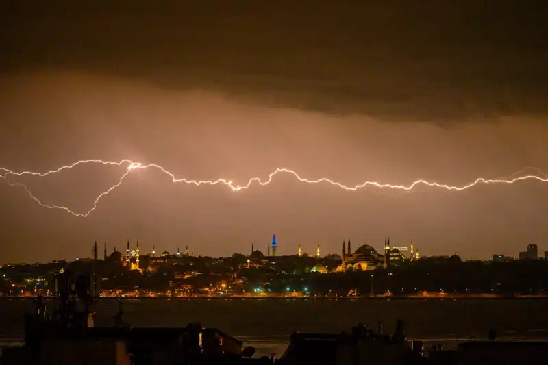 İstanbul'da Sıcaklık Aniden 22 Derece Düşecek: Kar Geliyor!