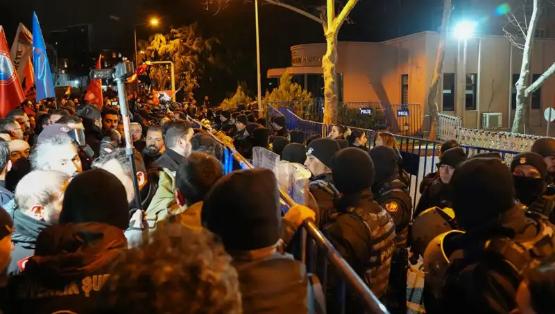 Ekrem İmamoğlu Protestolarında Gerilim: 16 Polis Yaralandı, 53 Gözaltı