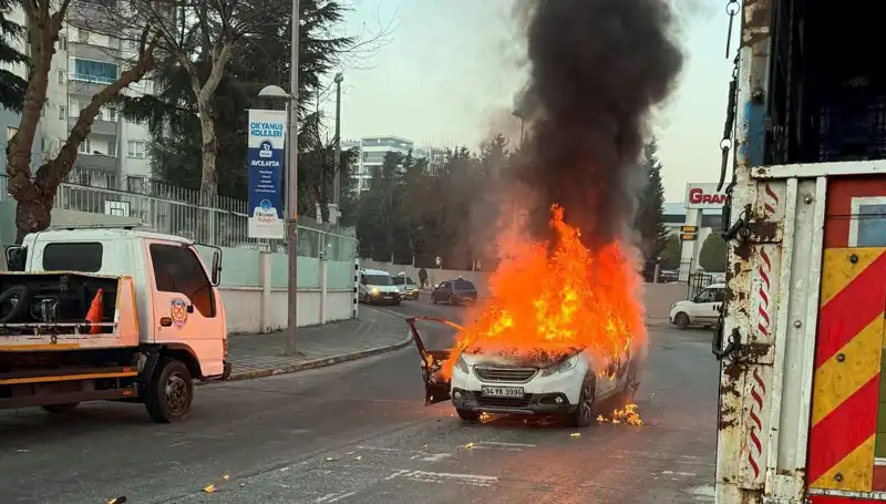 Alev Alev Yanan Araç, Trafikte Korku Dolu Anlar Yaşattı!