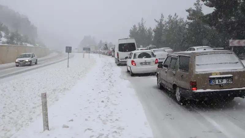 Denizli-Antalya Yolu Karla Kaplandı: Trafik Çileye Döndü!