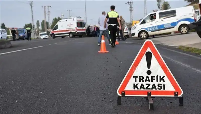 Antalya'da Dehşet Anları: Otomobil Kanala Devrildi, İki Yaralı!