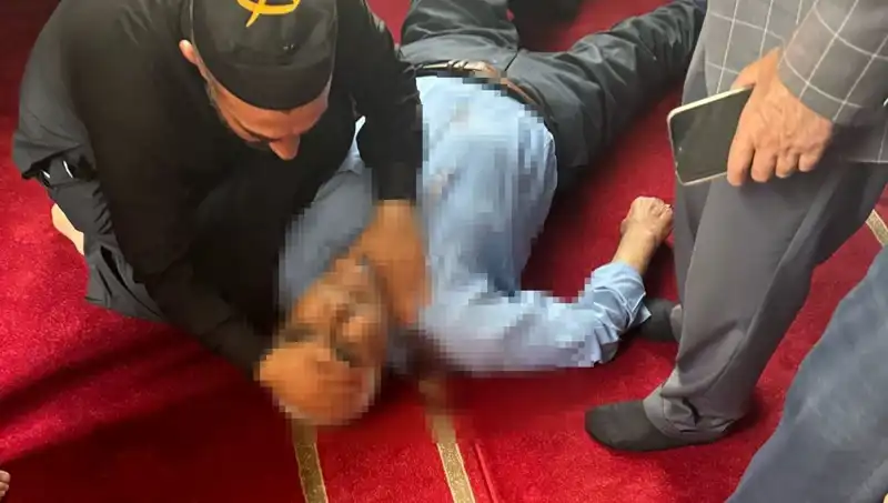 Camide Namaz Kılarken Sarsıcı Bıçaklı Saldırı: Detaylar Ortaya Çıktı!