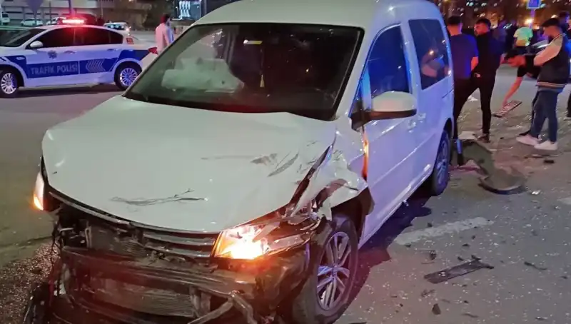 Batman'da Otomobil ve Hafif Ticari Araç Çarpıştı: 7 Kişi Yaralandı
